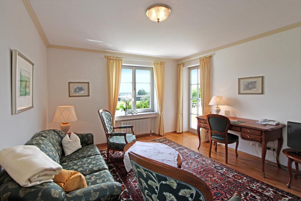 Gaestehaus Schloss Kronburg Exteriör bild