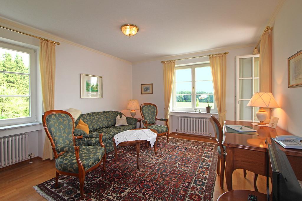 Gaestehaus Schloss Kronburg Exteriör bild
